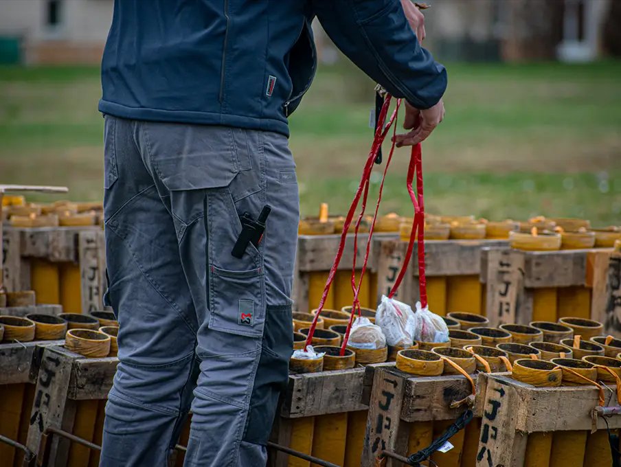 Artificier professionnel préparant des mortiers F4 prêts au tir